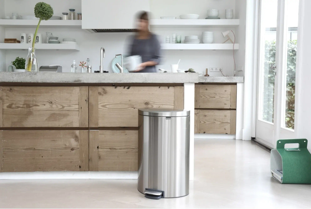 Brabantia Контейнер для мусора с плоской спинкой 40 л белый