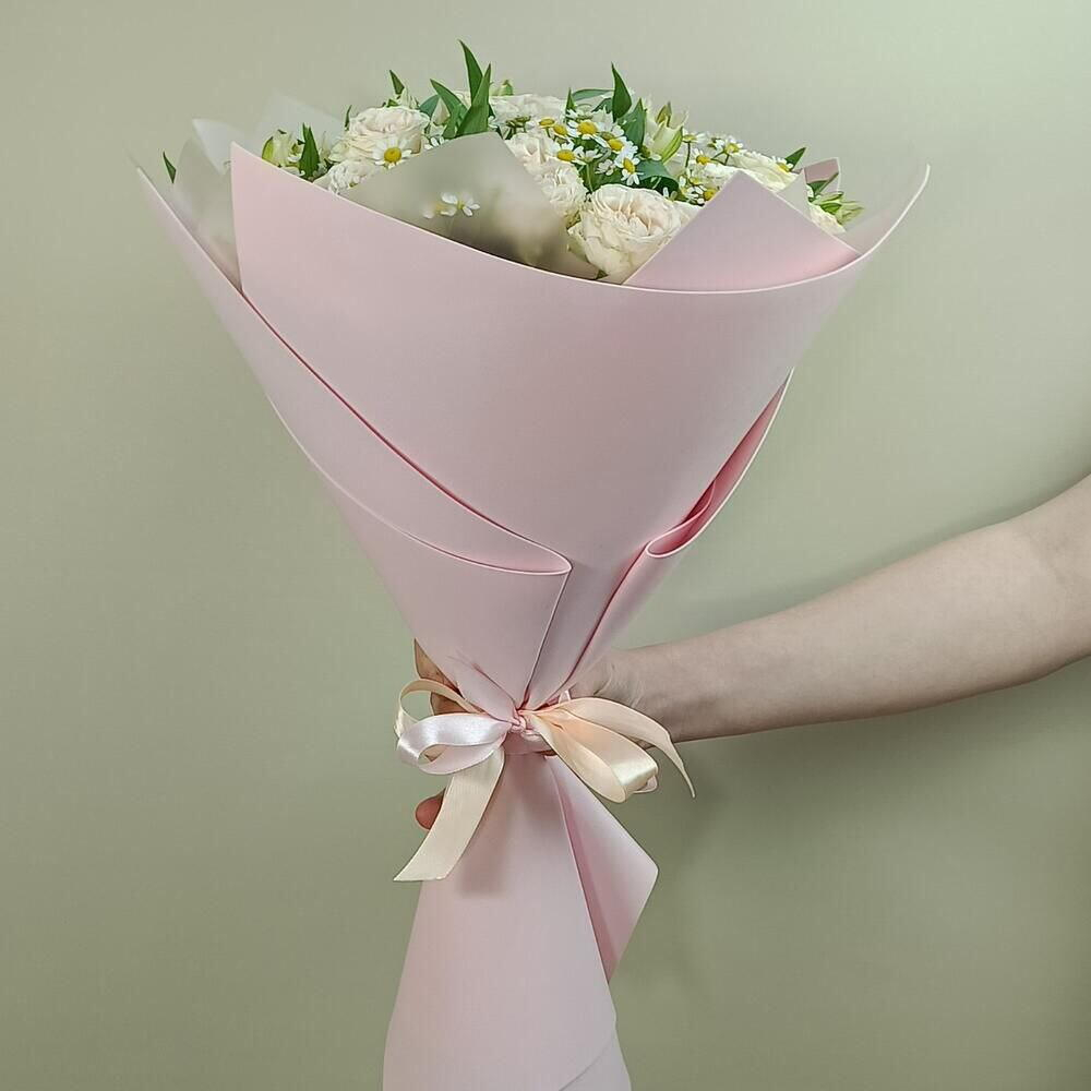 Нежный кремовый букет с кустовыми розами, полевыми ромашками и альсромериями