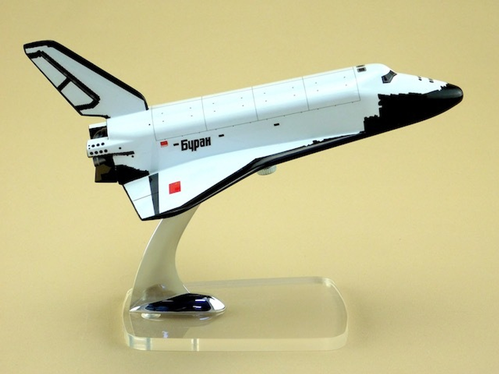 Модель космического корабля Буран (М1:144)