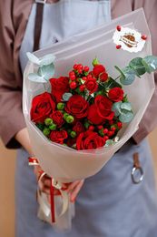 Букет «Яркая мечта» (розы одноголовые, розы кустовые, гиперикум, эвкалипт)