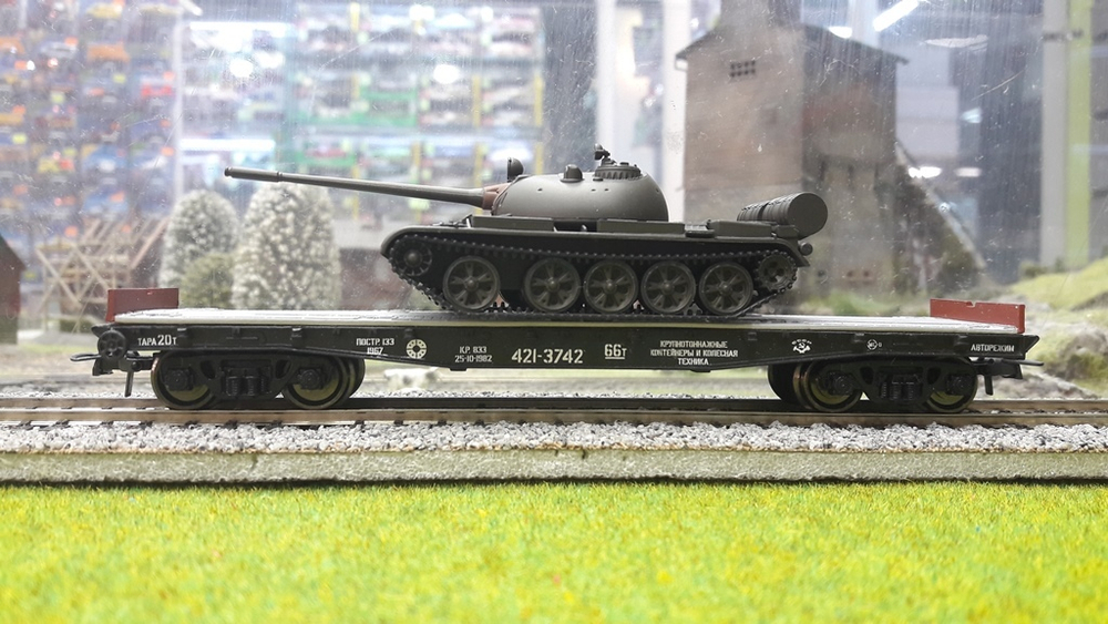 Платформа (13-401) с танком Т-55, СЖД, (IV Эп.)