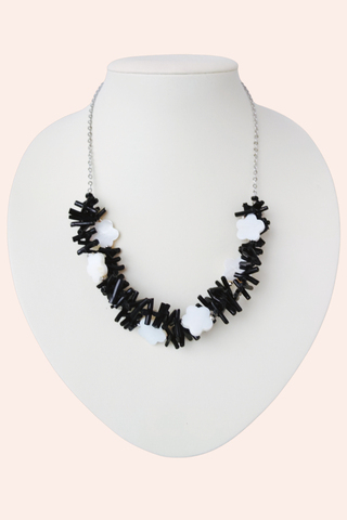 Колье Ласточка с чёрным кораллом и белым перламутром