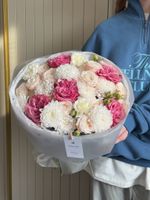 Букет из кустовых пионовидных роз, хризантемы, диантусов и одноголовых роз