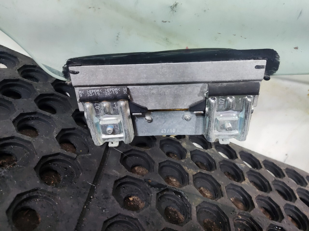 Стекло двери правой 2020г.