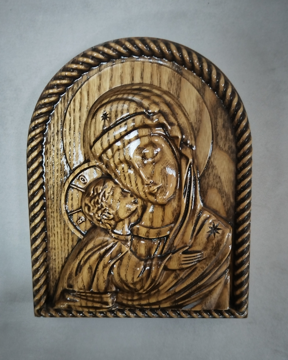 Деревянная икона Владимирской Божией Матери.