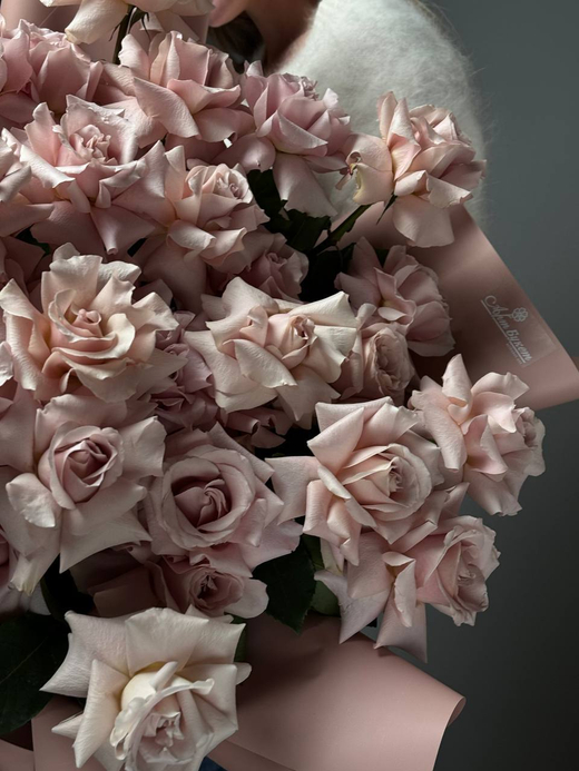 Букет из 51 бежевая французская роза в упаковке