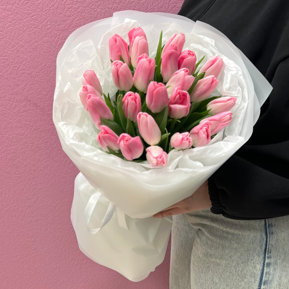 Букет свежих розовых тюльпанов