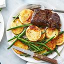 Курица с эстрагоном, картофелем и зеленой фасолью.