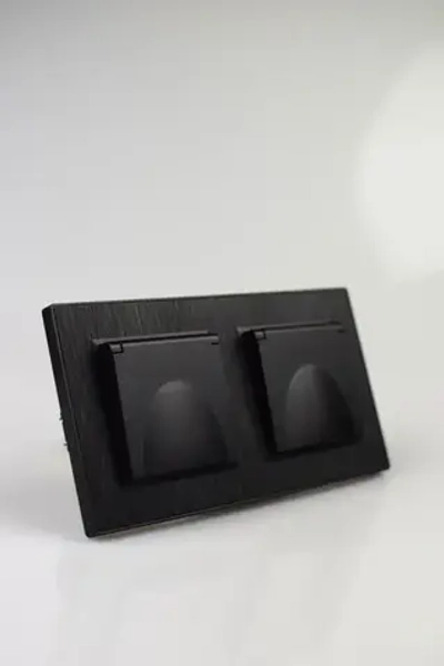 Розетка двойная с крышкой черная