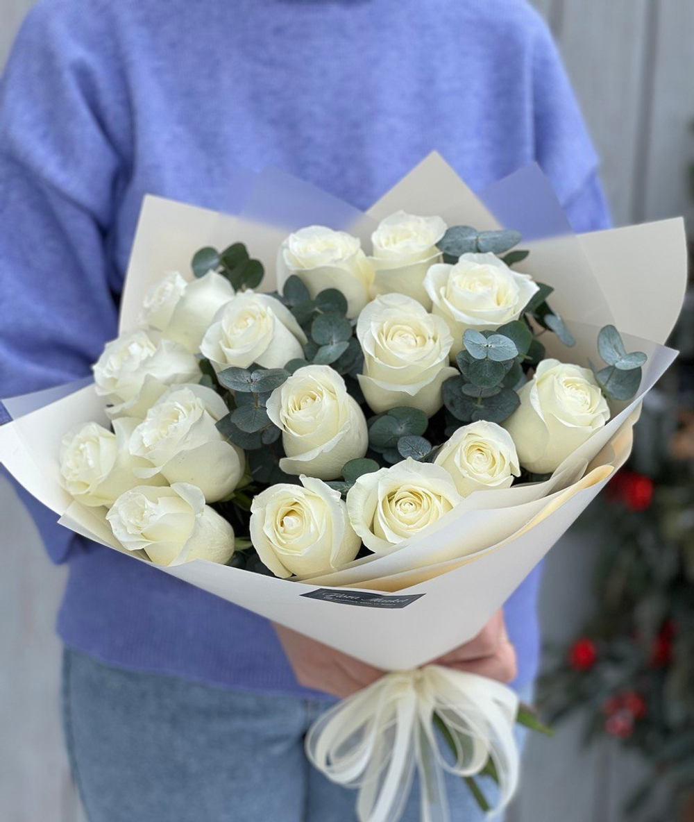 Элегантный букет из белых роз и зелени эвкалипта
