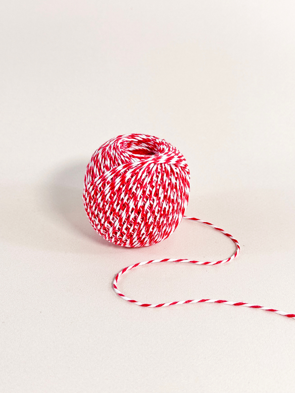 Красно-белый хлопковый шпагат, 75 м (ширина 1,5- 2 мм