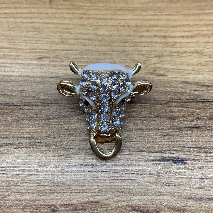 Брошь Бык с кольцом в носу эмаль белая кристалл металл золотистый