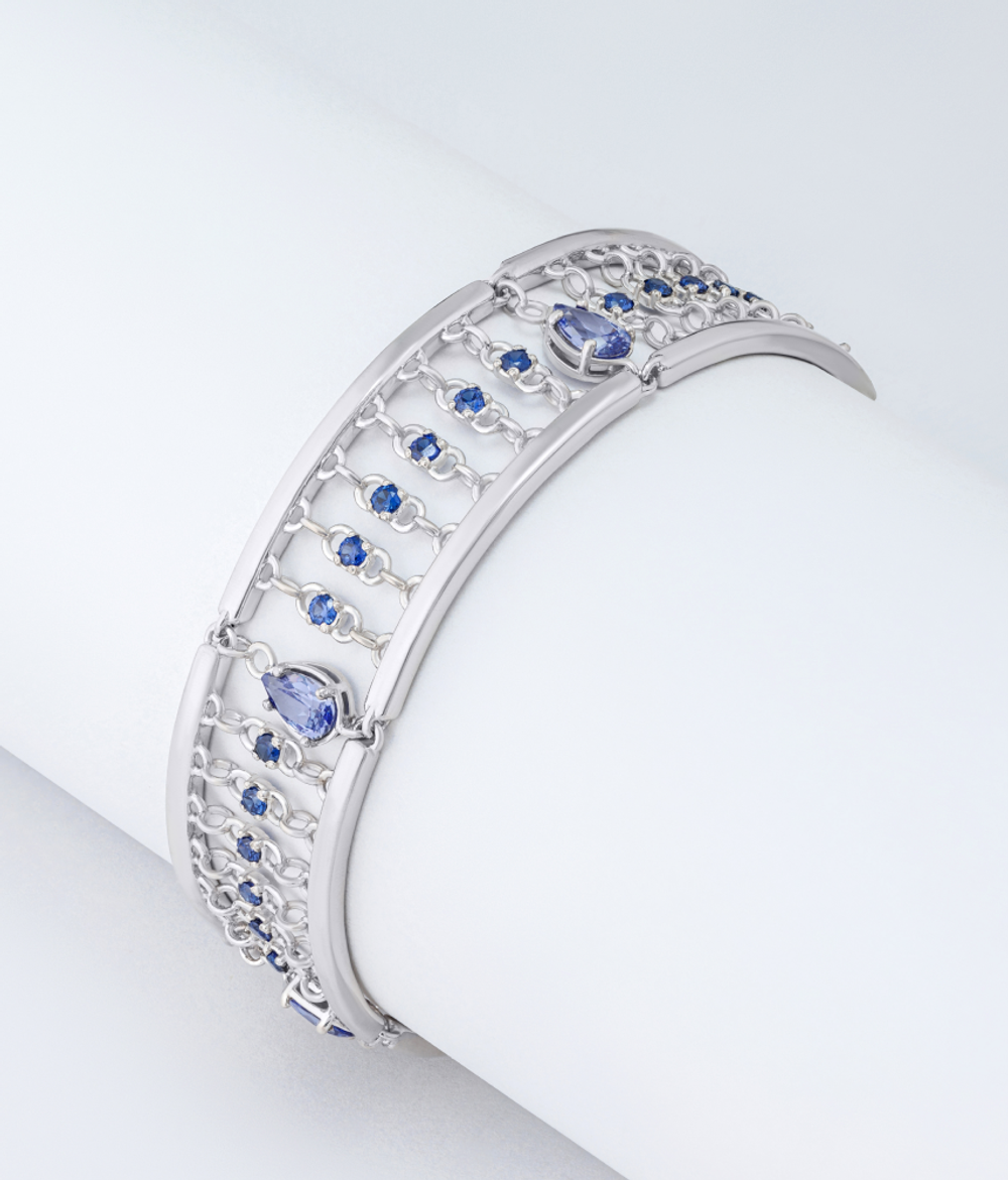 Браслет широкий из серебра со вставками из фианитов цвета танзанит