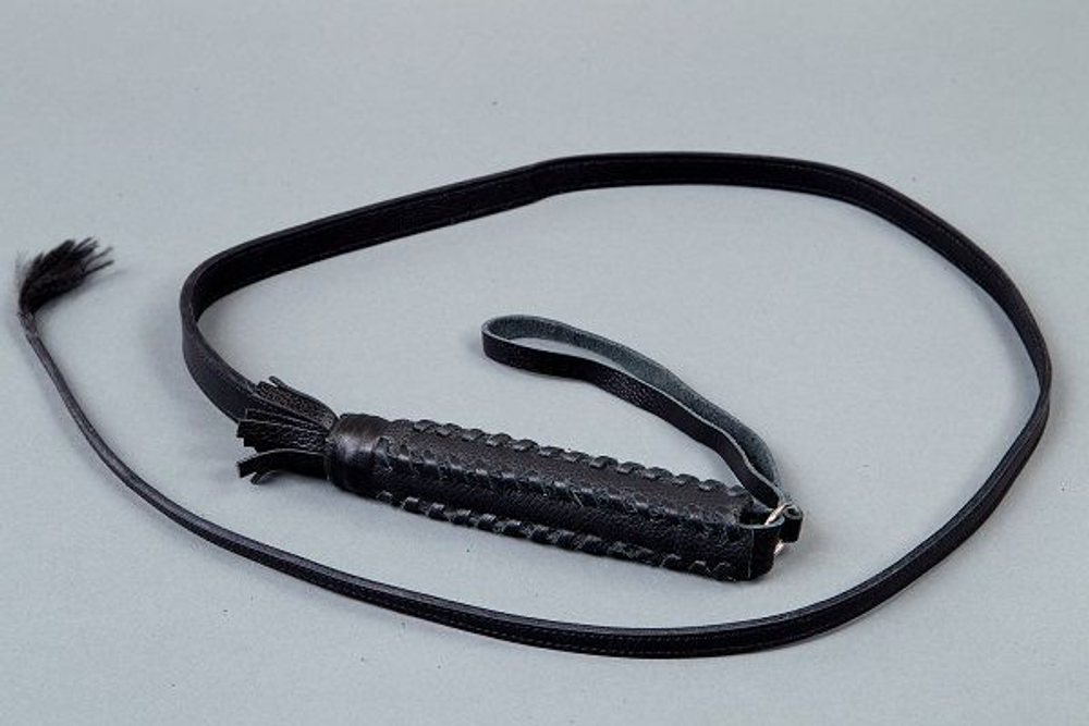 Хлыст с плетённой ручкой из чёрной кожи - 120 см.