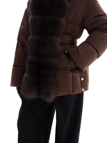 Шоколадный пуховик с поясом и оторочкой из меха песца