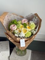 Сборный букет из гортензии, маттиолы, кустовых пионовидных роз, ранункулюсов и вибурнума