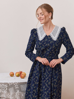 Платье с кружевным воротником