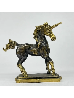 Бронзовая статуэтка на янтаре