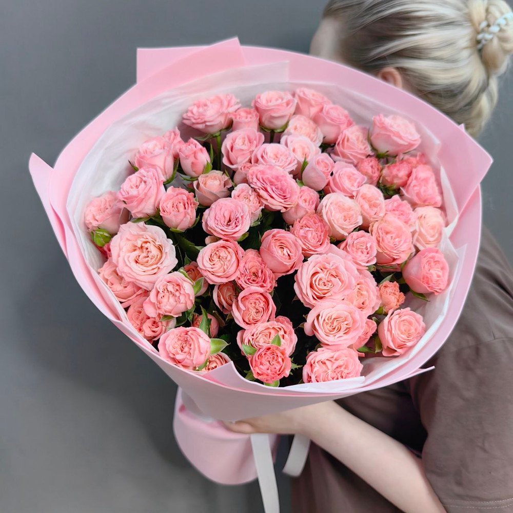 Букет из кустовых пионовидных роз сорта "Madam Bombastic"