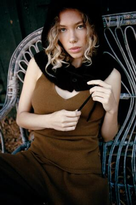 ZARA ВЯЗАНЫЙ КАПЮШОН НА ПУГОВИЦАХ, ТЕМНО-КОРИЧНЕВЫЙ