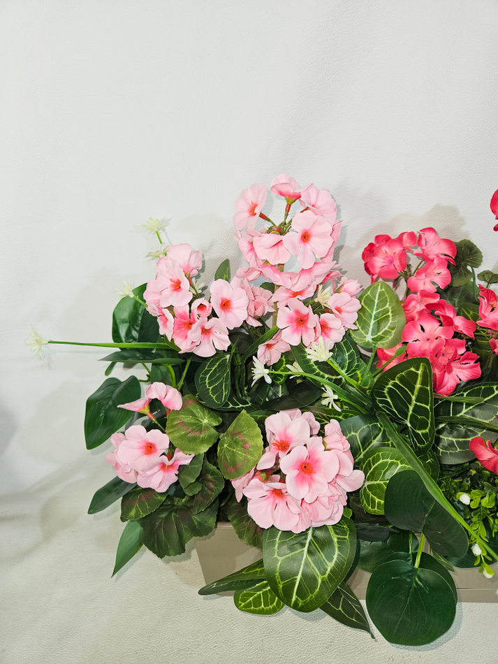 Герань искусственная с зеленью 40см в кашпо Прованс