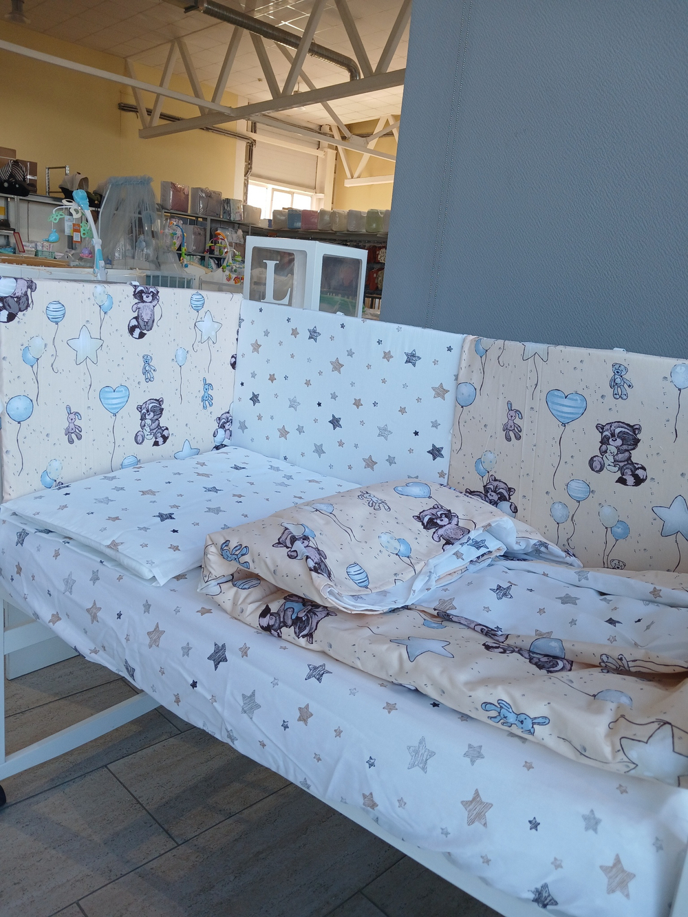 Комплект в кроватку 6 предметов "Енот на воздушном шаре", желтый сатин