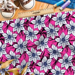 Ткань лён эскизы белых цветов на розовом фоне