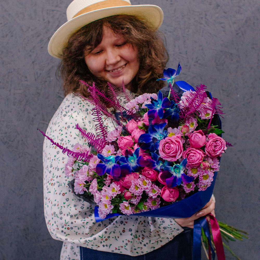 74. Яркий креативный букет с орхидеями