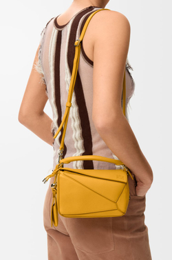 Loewe Сумка-мини Puzzle Featherlight из овечьей кожи наппа, горчичный
