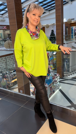 Удлиненная туника с цветным хомутом в яблочном цвете