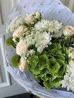 Букет из гортензии, амми, кустовых пионовидных роз, хризантемы и диантусов