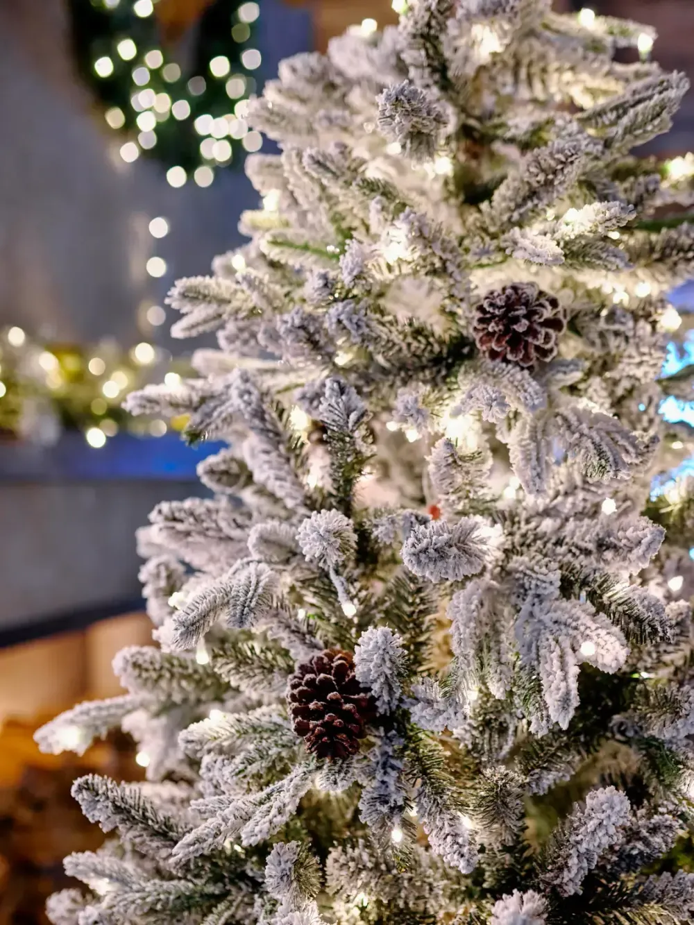 Заснеженная елка с гирляндой встроенной «Saint Paul» (Литая+пвх) 3 м