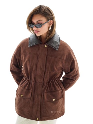 Шоколадный пуховик из эко-замши с мехом песца и кожаным воротником