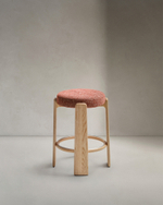 Granite Полубарный табурет из терракотового шенилла и массива ясеня в натуральной отделке 65 см