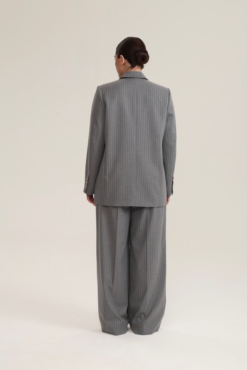 Брюки с защипами в полоску, серый