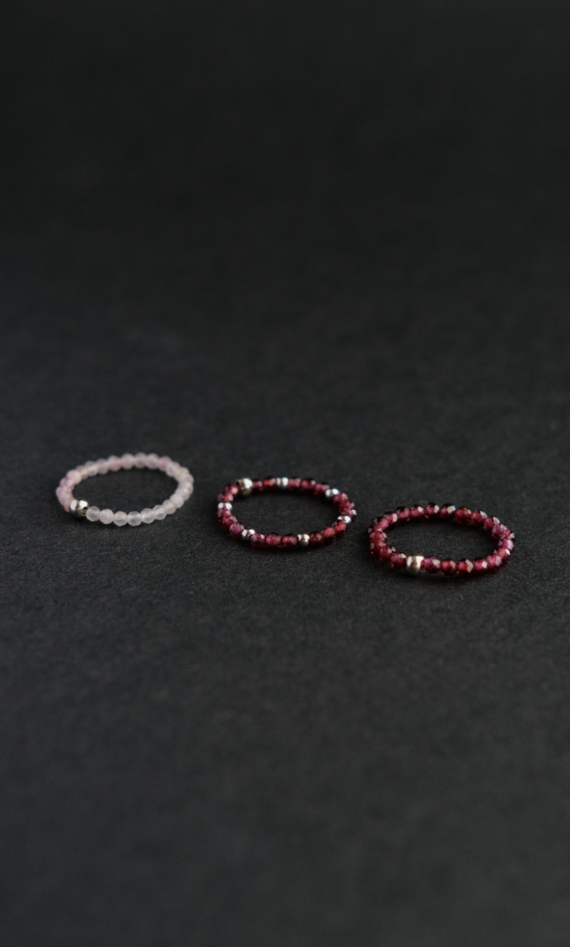 Кольцо "Memo about Love" из граната с серебряными бусинами