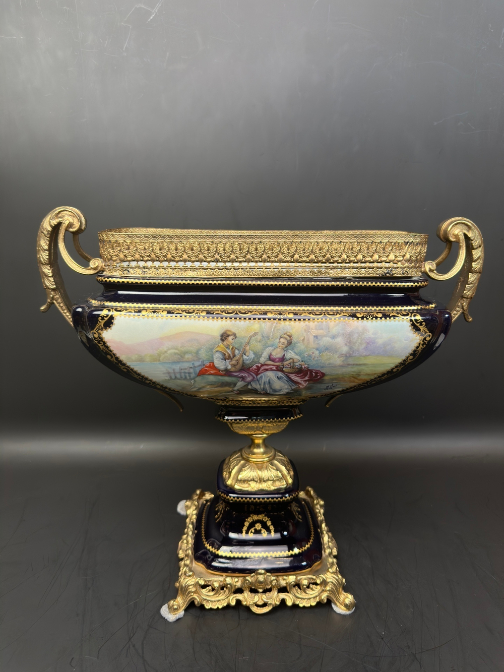 Парадная ваза для середины стола