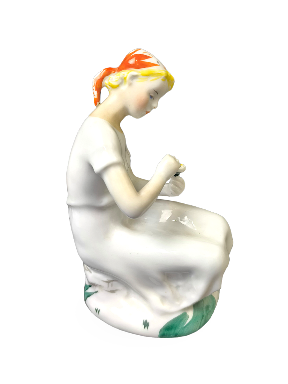Фарфоровая статуэтка "Гадание на ромашке" ЛФЗ