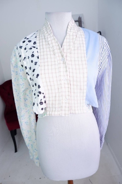 Блузка укороченная в стильном дизайне, визуально 44 размер