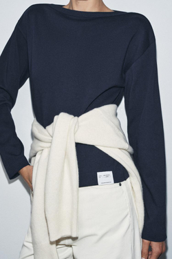 ZARA ФУТБОЛКА С ВЫРЕЗОМ ЛОДОЧКОЙ И ЭТИКЕТКОЙ, МОРСКОЙ СИНИЙ