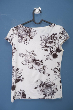 Футболка с цветами 44-46 размер