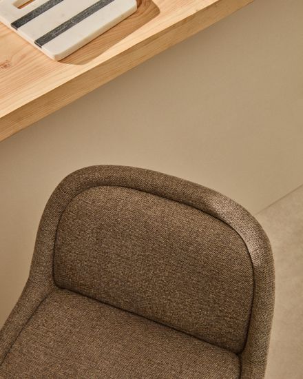 Полубарный стул Aimin из светло-коричневой синели с бежевыми стальными ножками