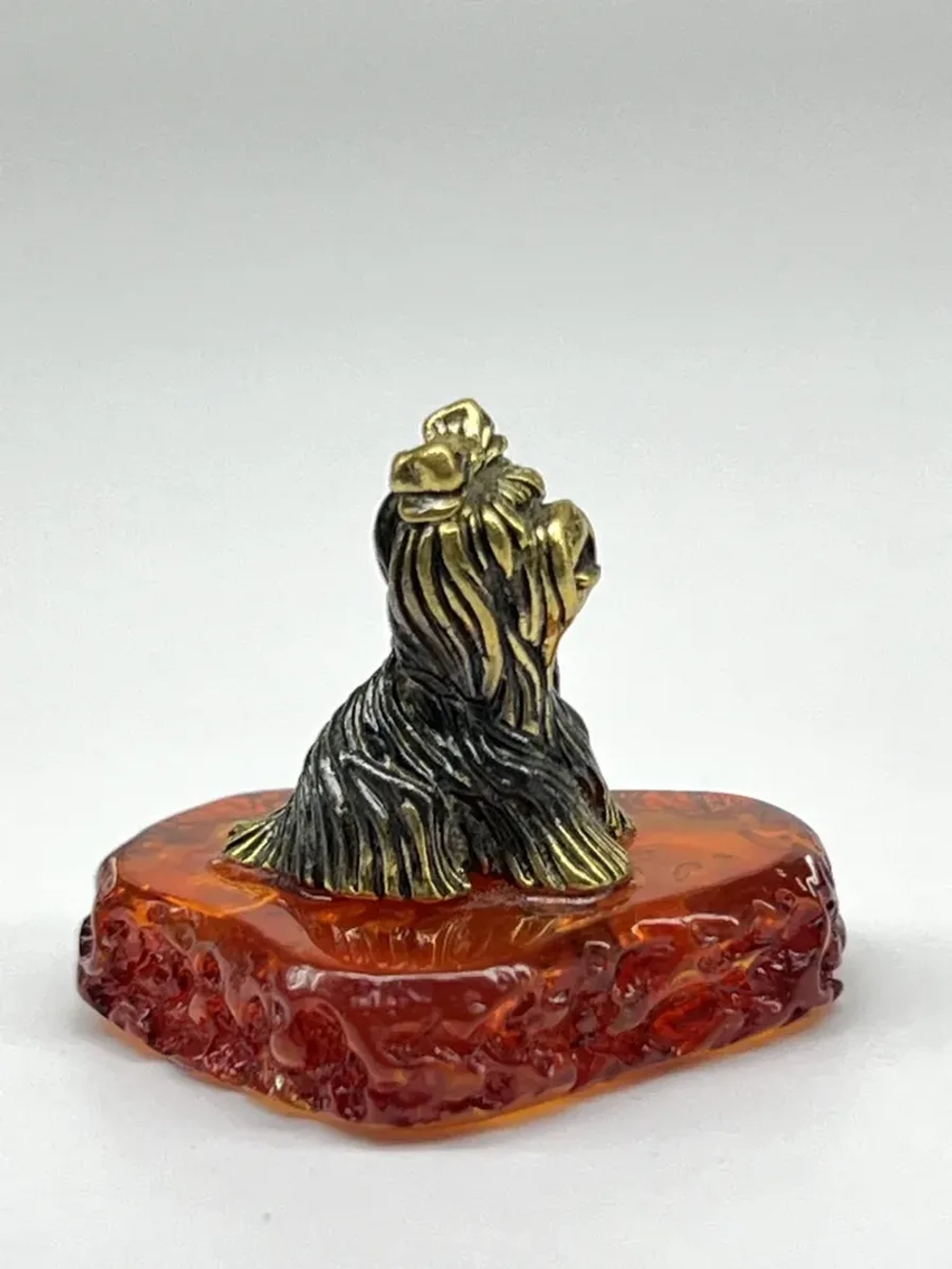 Бронзовая статуэтка на янтаре