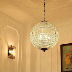 Элегантная подвесная люстра с шарообразным плафоном из фактурного стекла