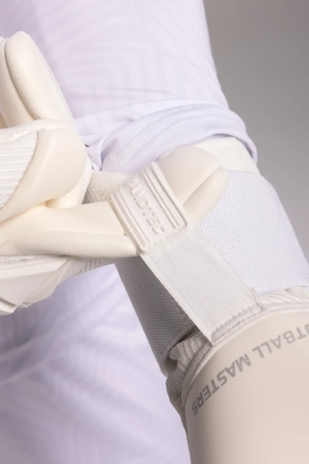 Вратарские перчатки Football Masters Varis X Pro - белый