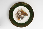 Винтажная коллекционная декоративная кабинетная тарелка с изображением лошадей