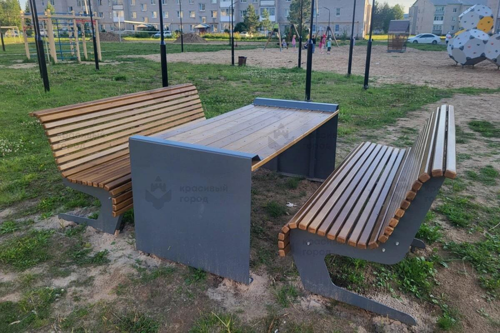 Стол с двумя скамьями со спинками на металлическом основании