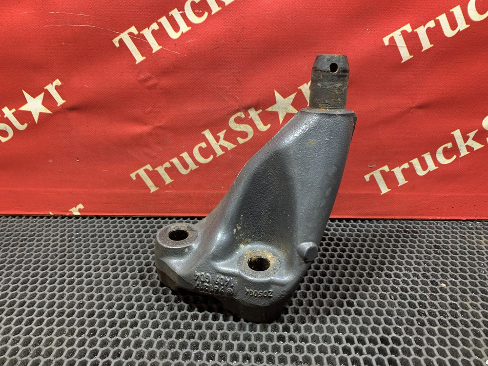 Кронштейн цилиндра подъёма кабины