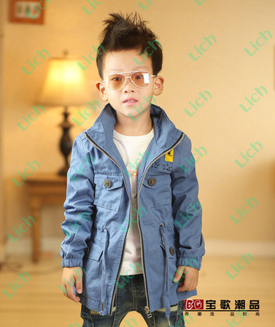 Ветровка однотонная с контрастной вышивкой на спине