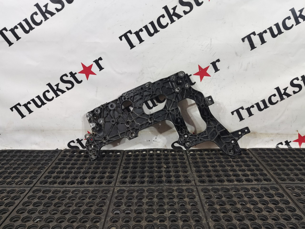 Кронштейн противотуманной фары левый 2023г